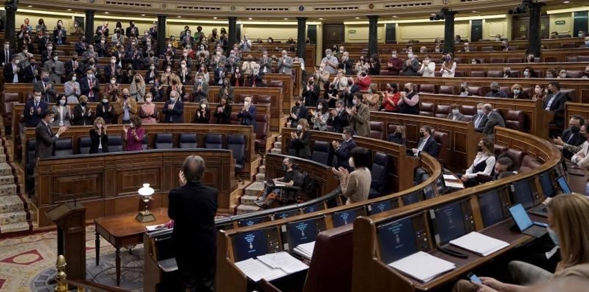 La bancada socialista y de Unidas Podemos y el Gobierno aplauden a la vicepresidenta segunda, Yolanda Díaz, tras su intervención en defensa de la reforma laboral, este 3 de febrero de 2022 en el pleno del Congreso. Solo un ministro morado está en su escaño: Joan Subirats, titular de Universidades.