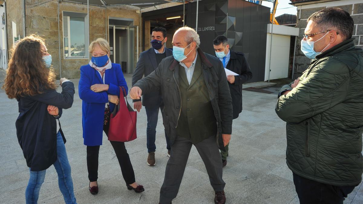 La visita institucional de ayer, ante la Casa da Lamprea,