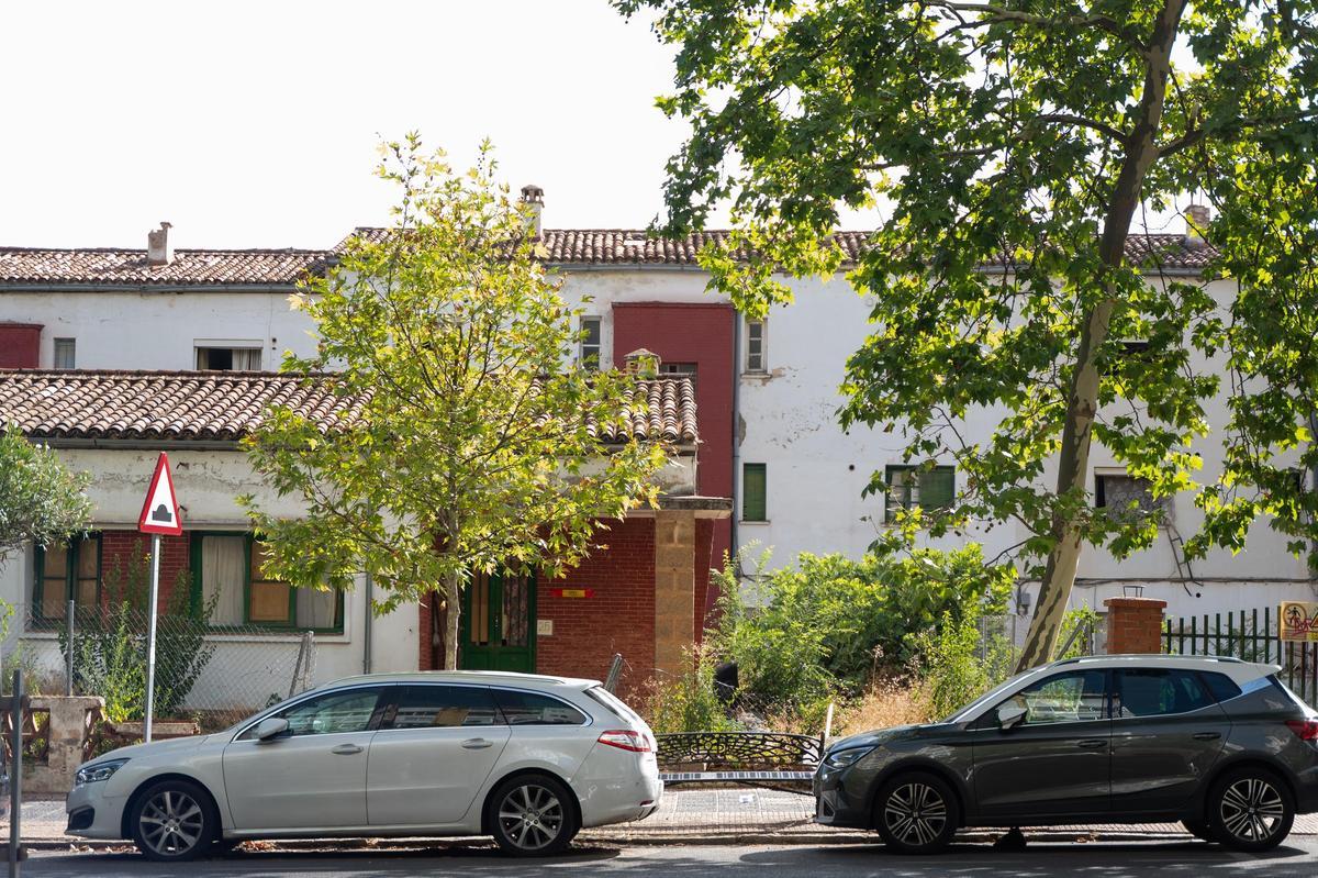 Fotogalería | Ventanas tapiadas, basura y accesos abiertos en las viviendas abandonadas en la avenida de Cervantes de Cáceres