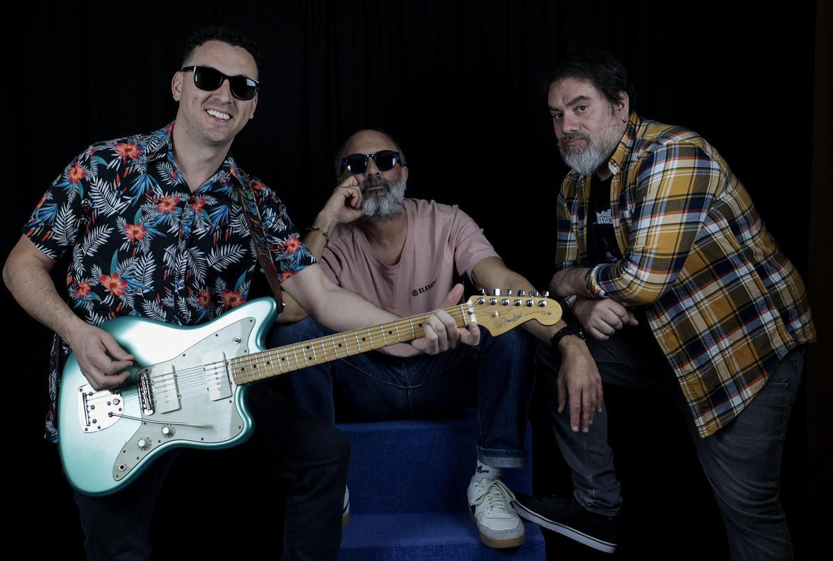 Tres músicos movidos por el surf instrumental, pero con diferencias que amplian los horizontes de sus canciones
