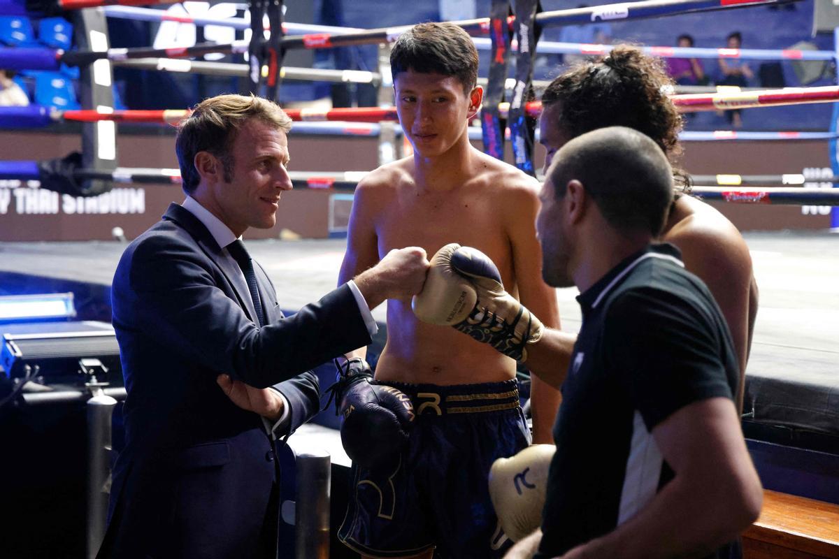 Macron visita un centro de Muay thai en Bangkok