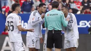 Asencio, Bellingham, Vinicius y Mbappé protestan a Munuera Montero por la expulsión del jugador inglés en El Sadar durante el Osasuna-Madrid.