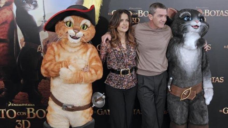 Antonio Banderas y Salma Hayek, durante la presentación de &quot;El gato con botas&quot;. // Efe