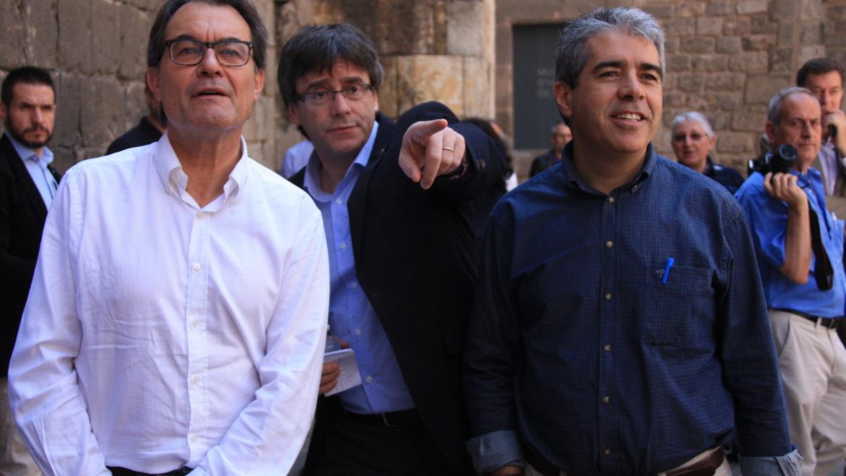El 'president' Carles Puigdemont, junto al 'expresident' Artur Mas y Francesc Homs, candidato de CDC el 26-J, en el acto de la formación, este domingo.