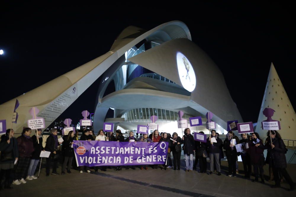 Protesta feminista contra Plácido Domingo frente a Les Arts