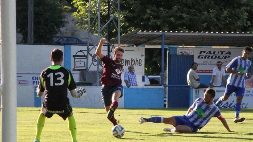 Un jugador del Pontevedra lanza a portería, ayer en Ponteareas. // Hernández