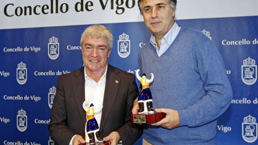 Manel Fernández y Javier Rodríguez, ayer, con los trofeos del Cidade de Vigo de balonmano. // Marta G. Brea