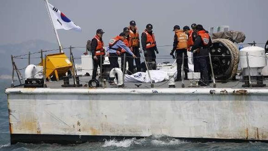 El capitán del barco que naufragó en Corea tardó  40 minutos en ordenar la evacuación de los pasajeros