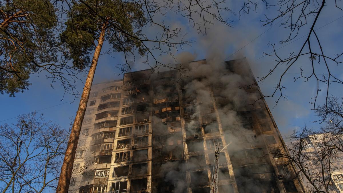 El impacto de un proyectil ruso sobre un edificio residencial en Kiev deja al menos un muerto.