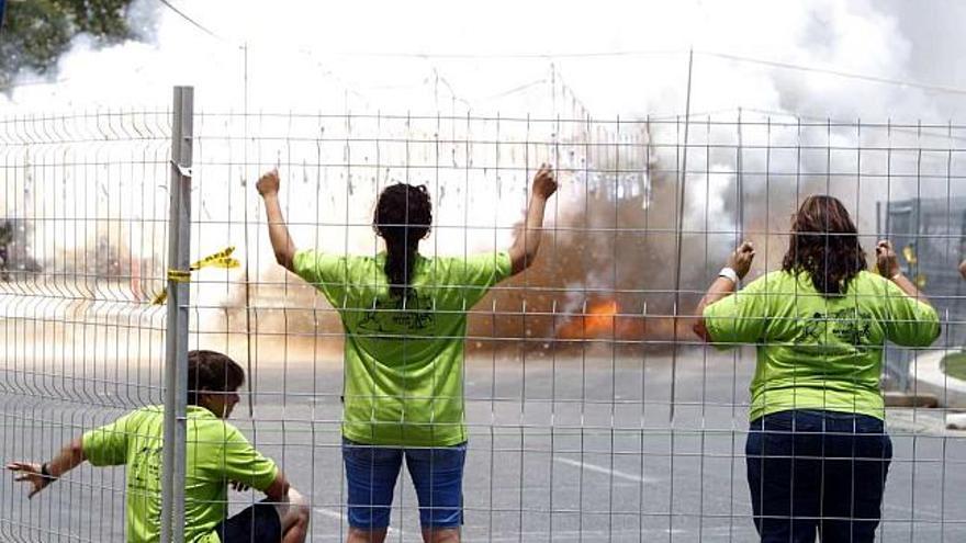 Reyes Martí con los dedos cruzados, a la derecha, junto a miembros de su equipo, ayer.