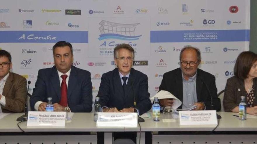 José Ramón Montalvo (tercero por la izda.) junto a otros directivos de la Sociedad Nuclear Española durante la presentación de ayer.