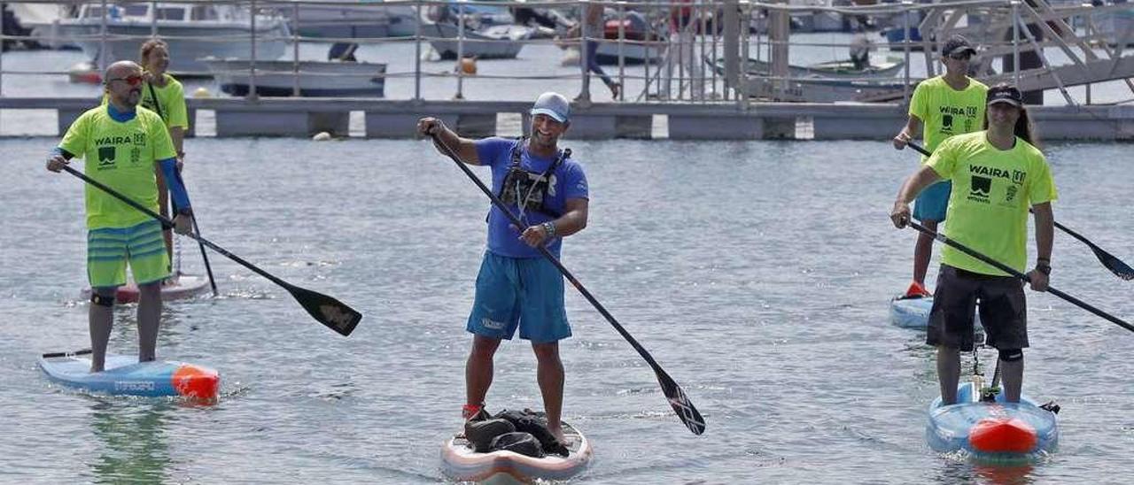 Antonio de la Rosa arribó ayer a Baiona acompañado de miembros del club Wetsports-Waira. // Jose Lores