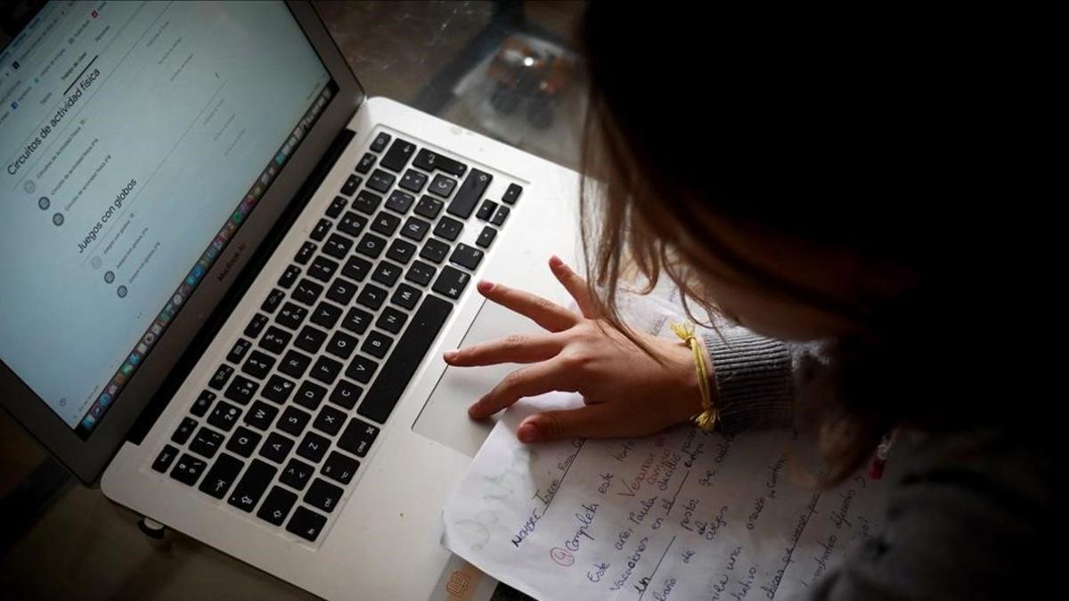 Una estudiante prepara sus clases 'online' en su casa de Madrid durante el confinamiento.