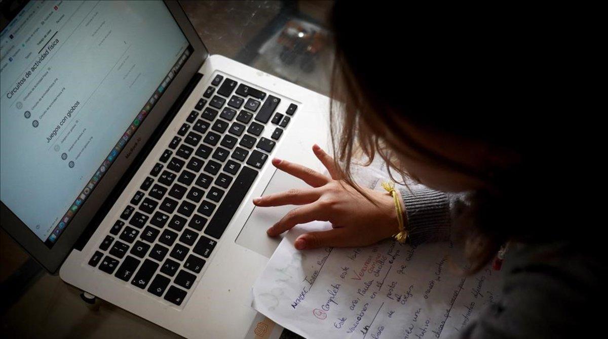 Una estudiante prepara sus clases ’online’ en su casa de Madrid durante el confinamiento.