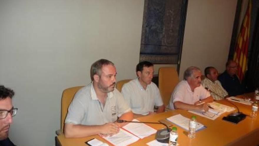 Eduard Llorà, a la dreta amb els colzes a la taula.