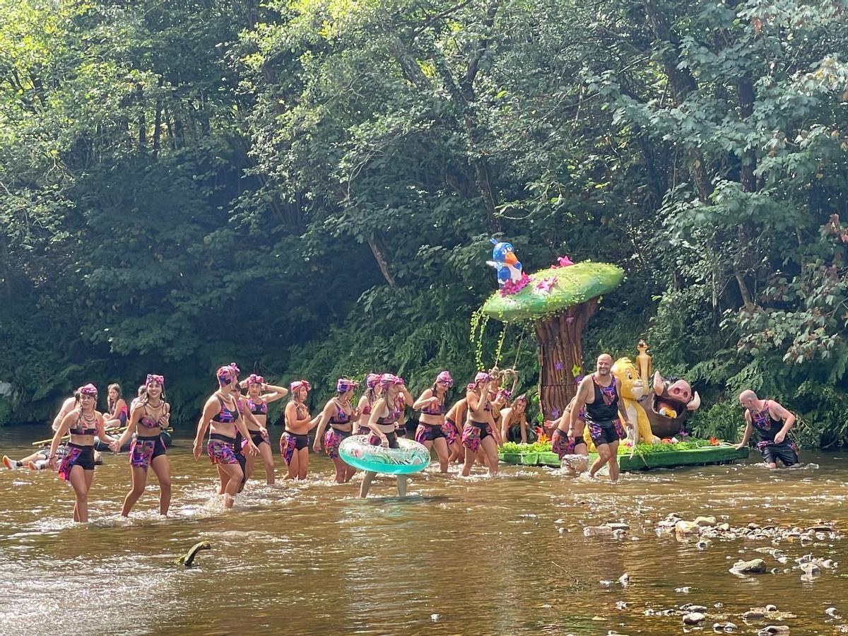 En imágenes: El Descenso Folclórico del Río Esva, en Trevías, reúne a más de doscientas personas