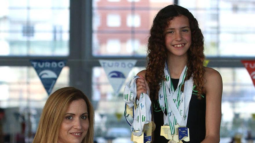 Diana Santamaría, junto a su madre, Isa Losada, en las instalaciones de Inacua.