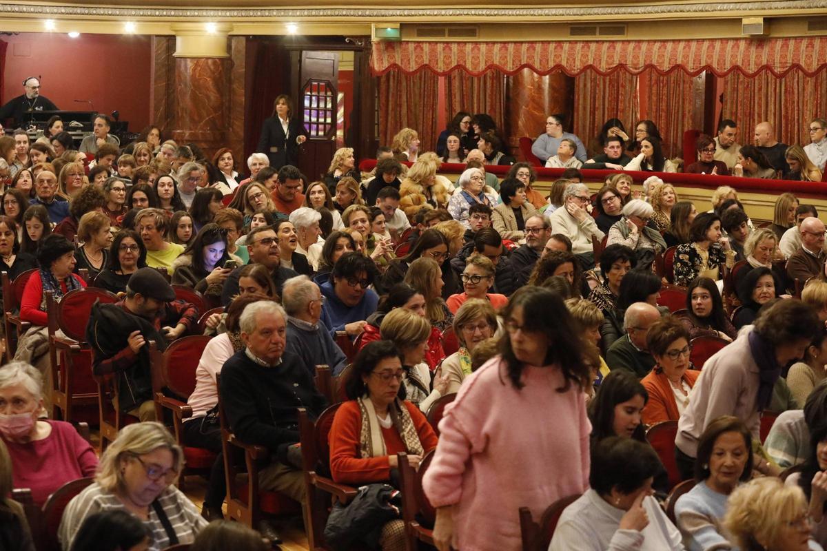Público, en el Palacio Valdés, para asistir a la primera función del musical.