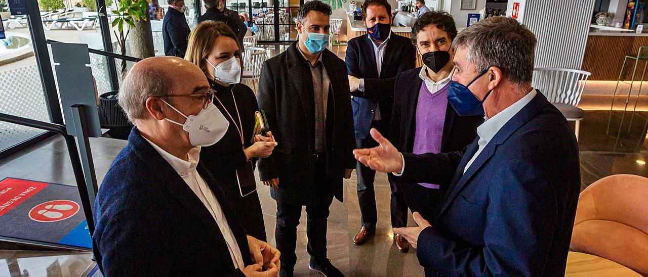 El conseller, con representantes de Hosbec y del sector en su visita, ayer, a Benidorm.