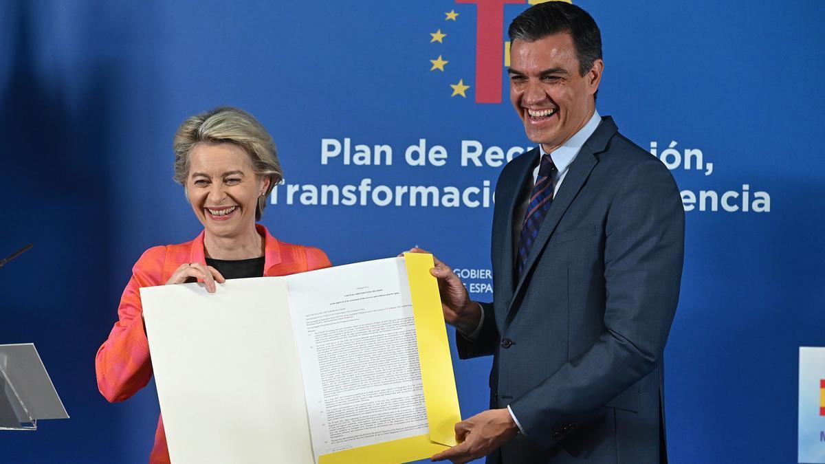 La presidenta de la Comisión Europea, Ursula Von der Leyen, y Pedro Sánchez, anuncian la aprobación del Plan de Recuperación de España por parte de la CE.