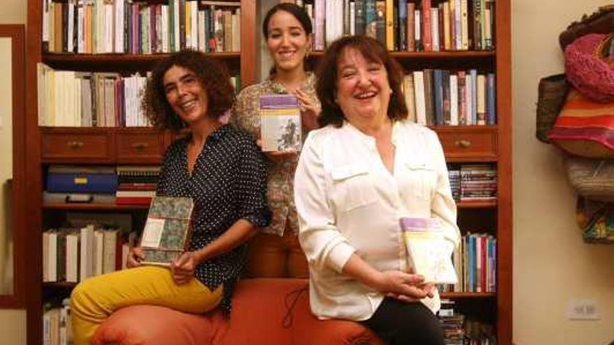 De izquierda a derecha, Pepa Reyes, biznieta de Arturo Reyes, Amina El Founti y la profesora de Literatura de la UMA Amparo Quiles.