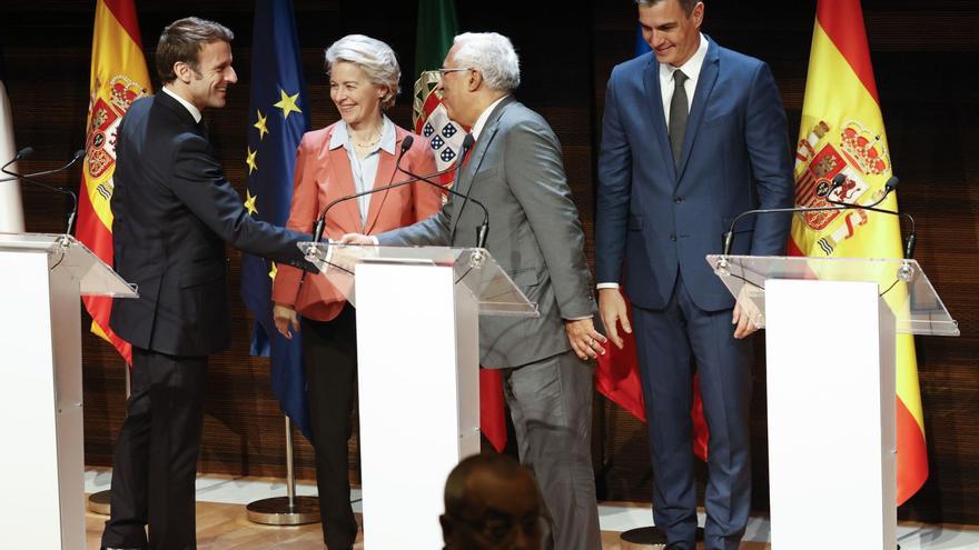 Emmanuel Macron saluda a
António Costa en presencia
de Ursula Von der Leyen
y Pedro Sánchez.  kai forsterling/efe