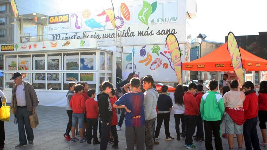 Numerosos niños y adultos de A Estrada reciben formación saludable en el tráiler de Gadis