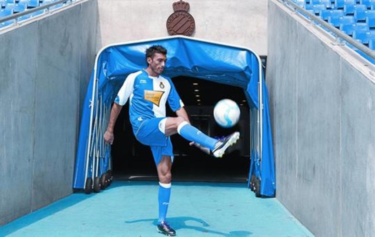 Dátolo fa els primers tocs de pilota amb la samarreta de l’Espanyol, ahir a l’estadi de Cornellà.