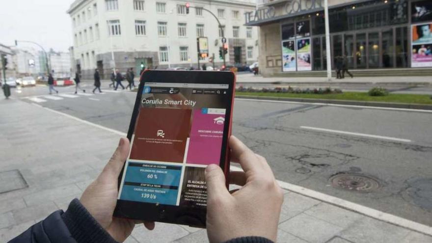 Una &#039;tablet&#039; con una de las aplicaciones de información puestas en marcha con el Coruña Smart City.