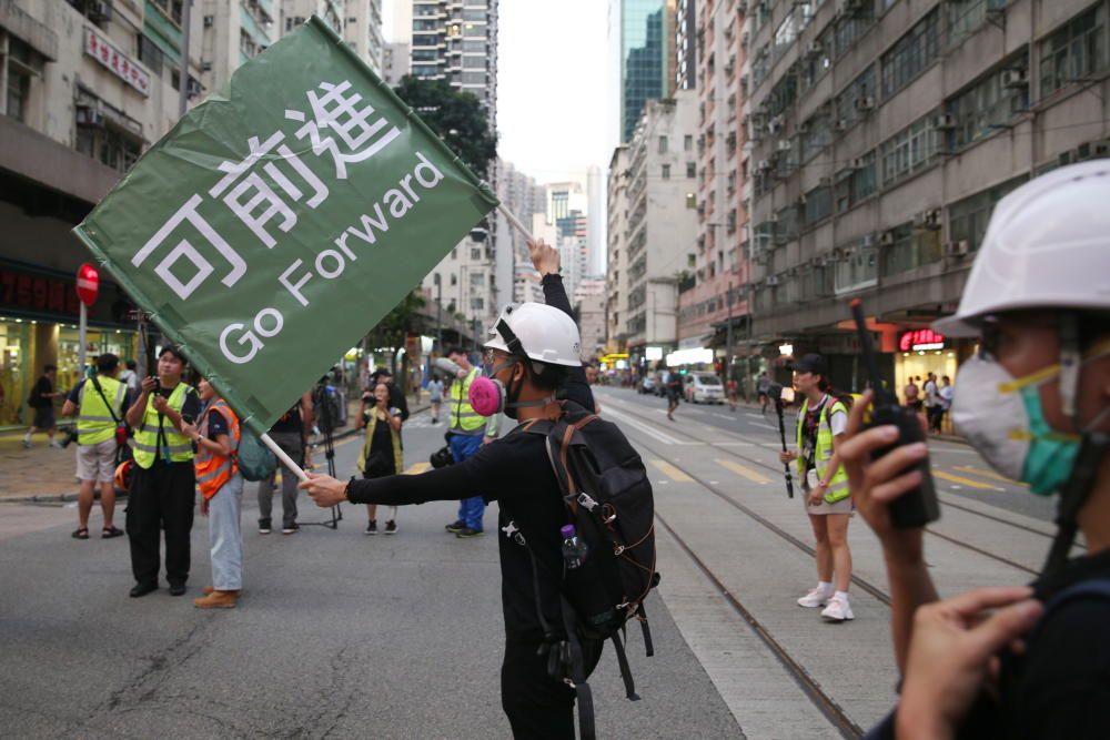 Miles de hongkoneses protestan contra el Gobierno.