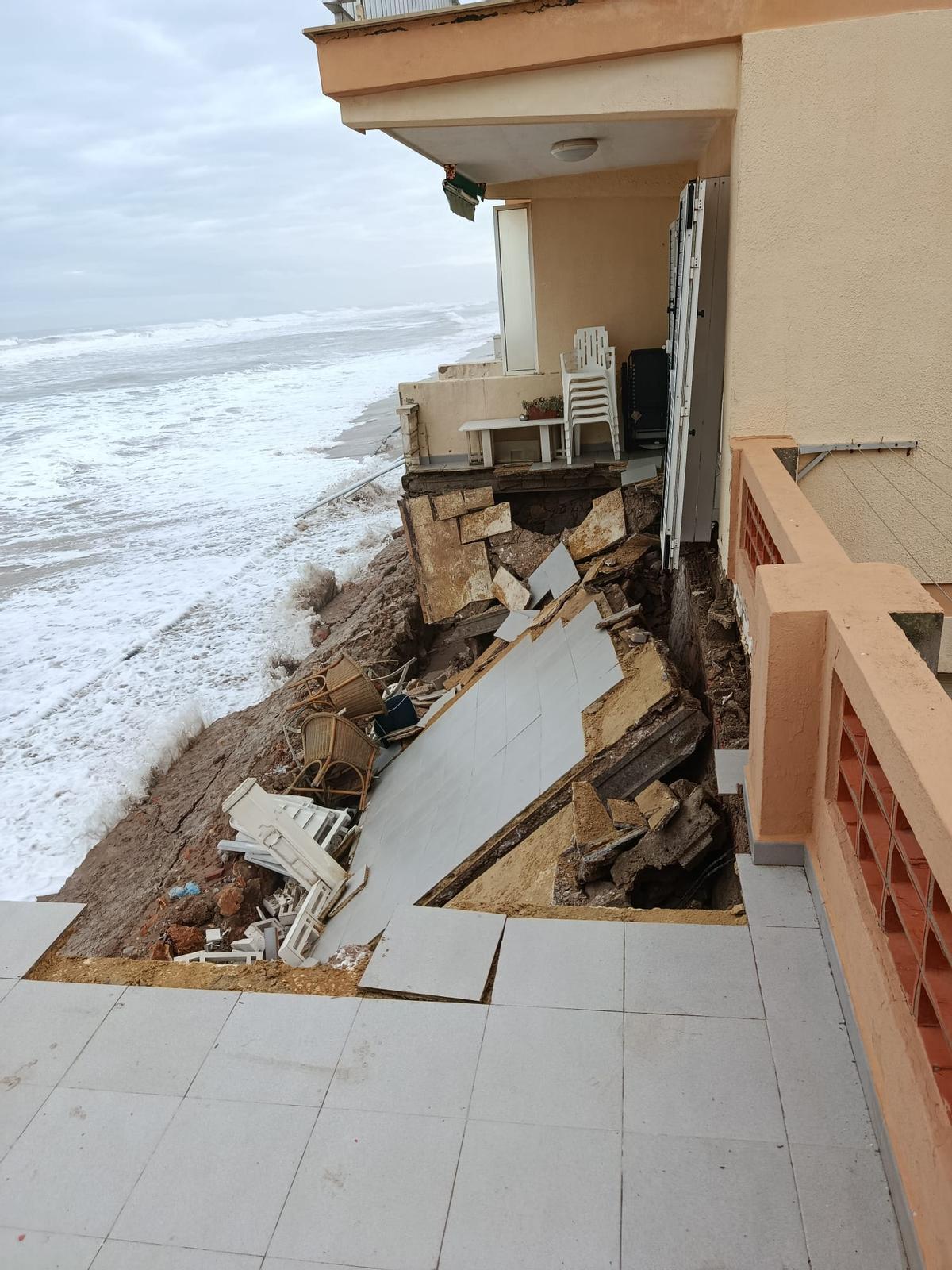 El balcón que se ha venido abajo en el edificio de la playa de Tavernes.