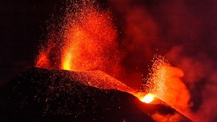 Les dues colades de la Laguna s&#039;uneixen i avancen cap al sud-est per darrere de la muntanya