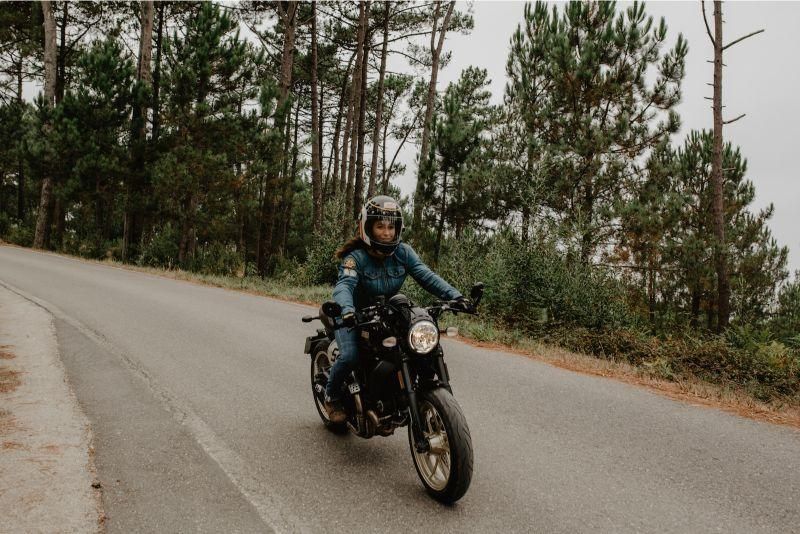 Alicia Sornosa, la única mujer europea de habla hispana en recorrer el mundo en moto