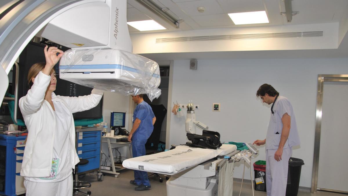 El angiógrafo biplano de última generación se puso en marcha durante el verano de 2023 y permite realizar arteriografías cerebrales diagnósticas sin ingreso