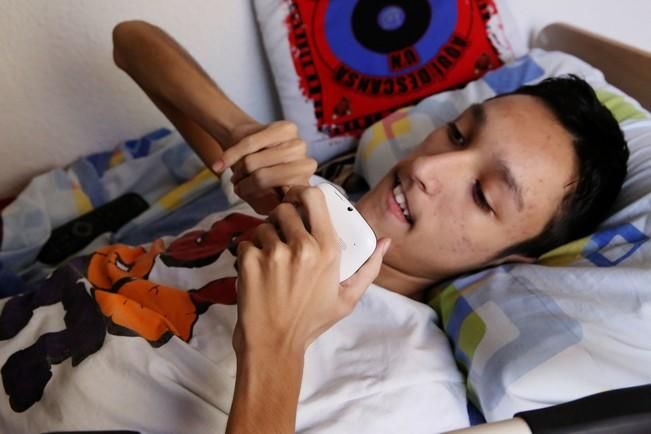 Delia Padrón  Brian Servando, un joven con parálisis cerebral que vive con dolores y sin poder moverse de la cama a la espera de ser operado