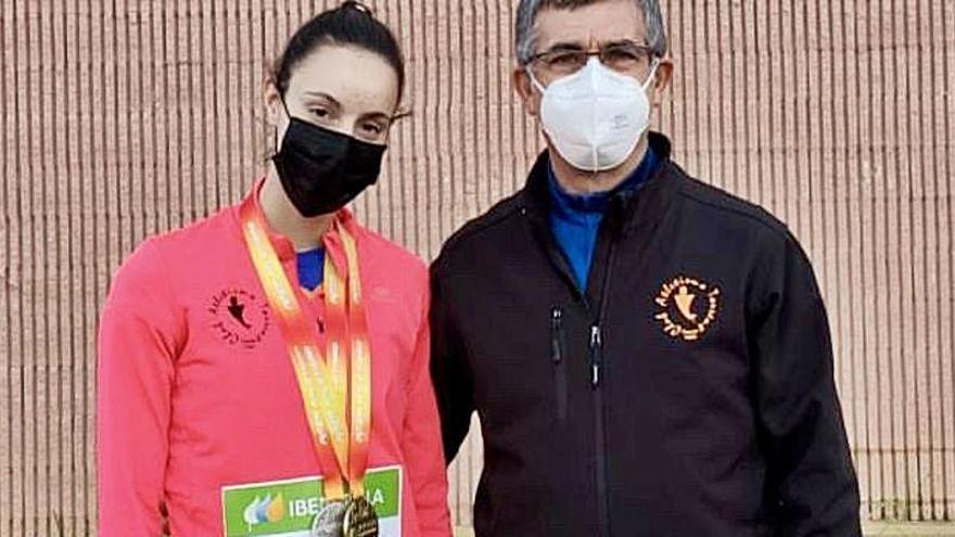 Claudia Rubio, con las dos medallas, junto a su entrenador, Miguel Ángel Villalba.