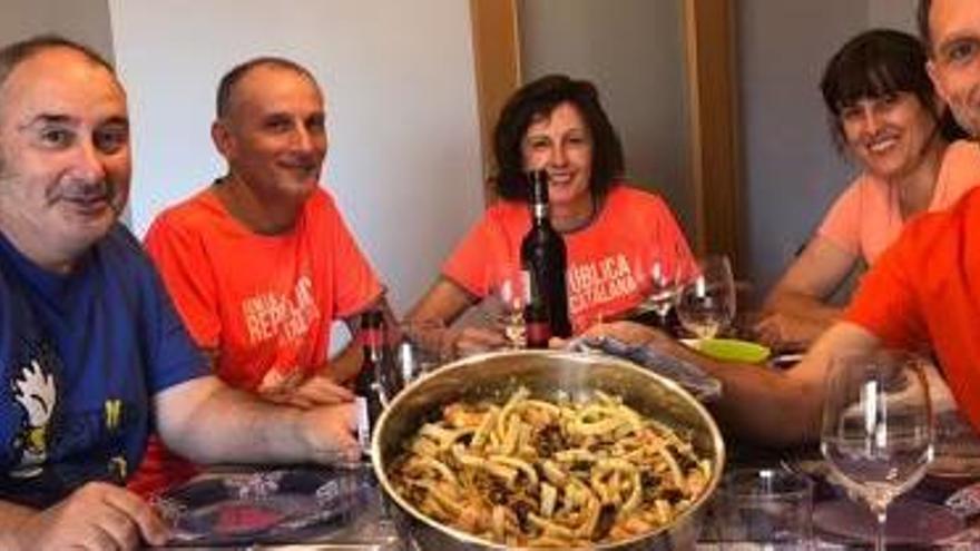 Els tres berguedans fan parada a casa de la Marta i el Ramon a Montcada, també berguedans, per dinar