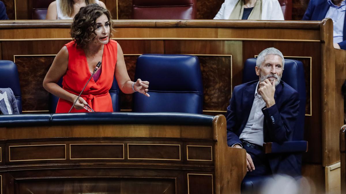 La ministra de Hacienda, María Jesús Montero, responde a la oposición en la sesión de control al Gobierno en el Congreso de este 14 de septiembre de 2022. A su izquierda, el titular de Interior, Fernando Grande-Marlaska.