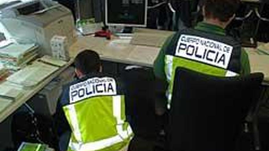 Agentes del Cuerpo Nacional de Policía, durante un registro.