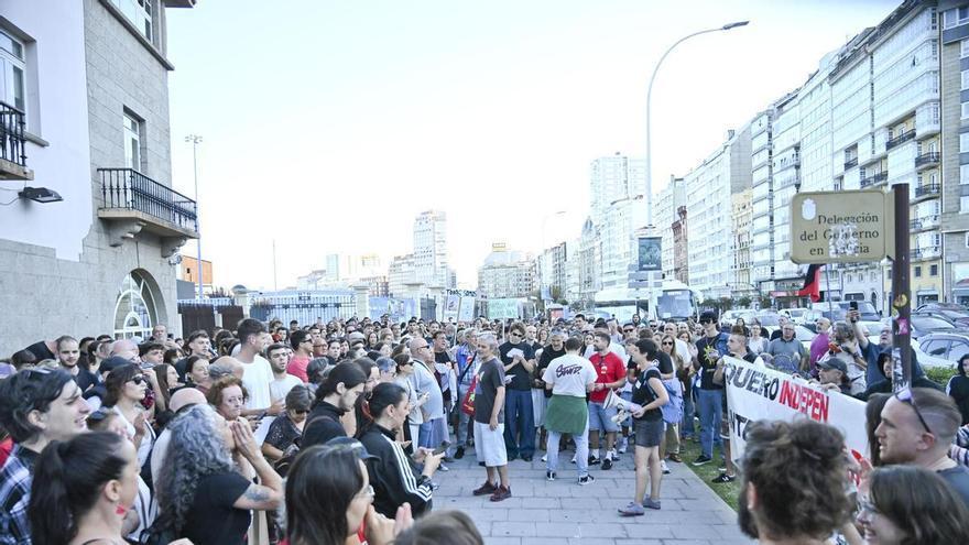 Cientos de personas claman contra los desahucios en A Coruña: "Maricarmen no es un caso aislado"