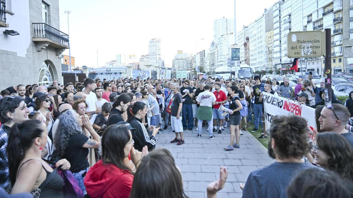 Cientos de personas claman contra los desahucios en A Coruña: "Maricarmen no es un caso aislado"