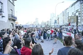 Cientos de personas claman contra los desahucios en A Coruña: "Maricarmen no es un caso aislado"