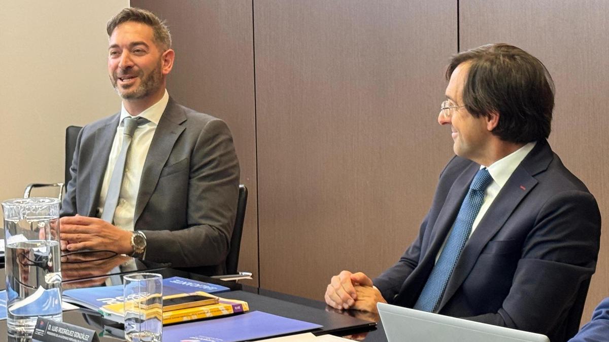El nuevo director Luis Fernado Sánchez Villena y Luis Rodríguez, en el consejo de la APA.