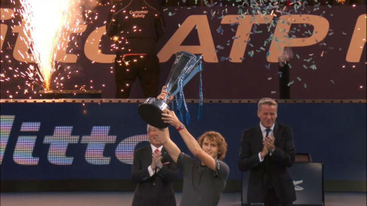 Zverev sorprende a Djokovic y se corona en Londres