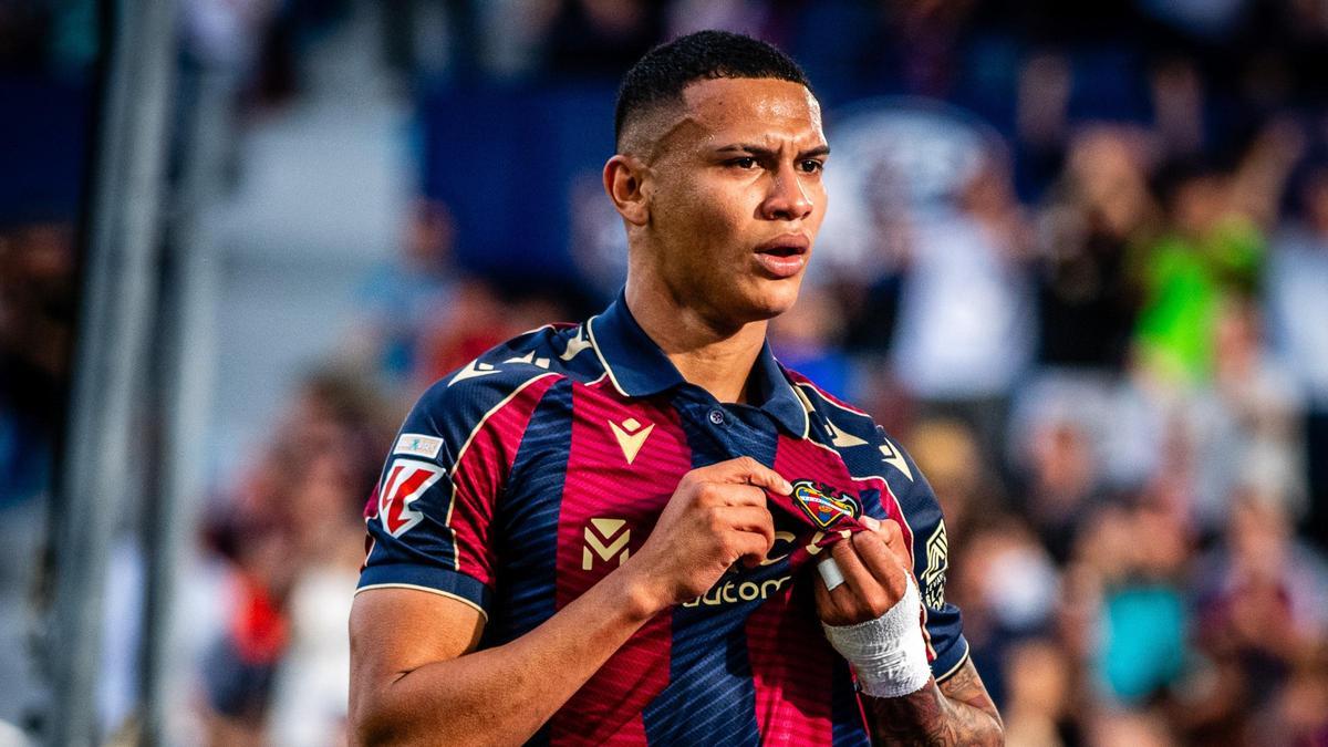 Kervin Arriaga se señala el escudo del Levante en su celebración