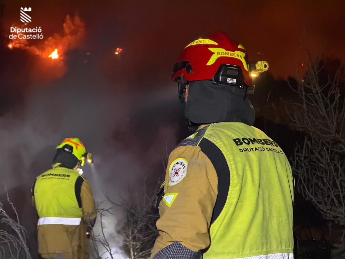 Drones y cámaras térmicas volverán a sobrevolar la zona para detectar los puntos calientes y actuar de inmediato sobre ellos.