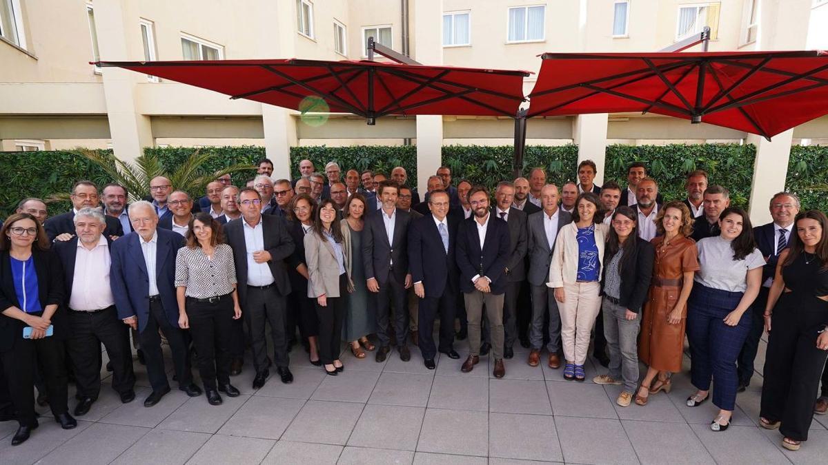 Directores de periódicos y otras publicaciones de Prensa Ibérica posan tras su reunión en Madrid. | | DAVID CASTRO