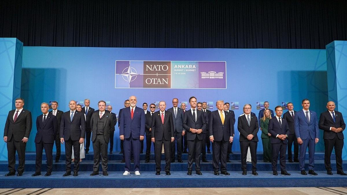 Donald Trump y Pedro Sánchez, en la foto de familia de la cumbre de la OTAN en Ankara, este miércoles.