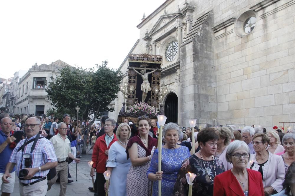 Un Cristo entre el fervor de la multitud. // Santos Álvarez