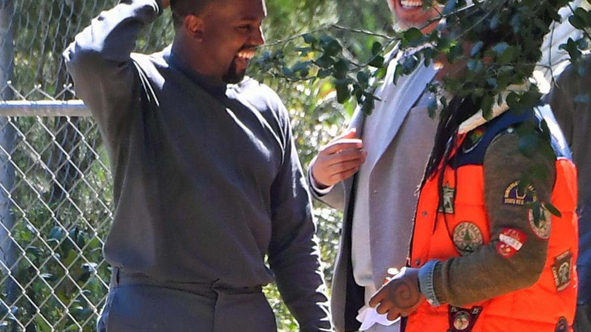 Kanye West, sonriente y feliz antes de dar la misa